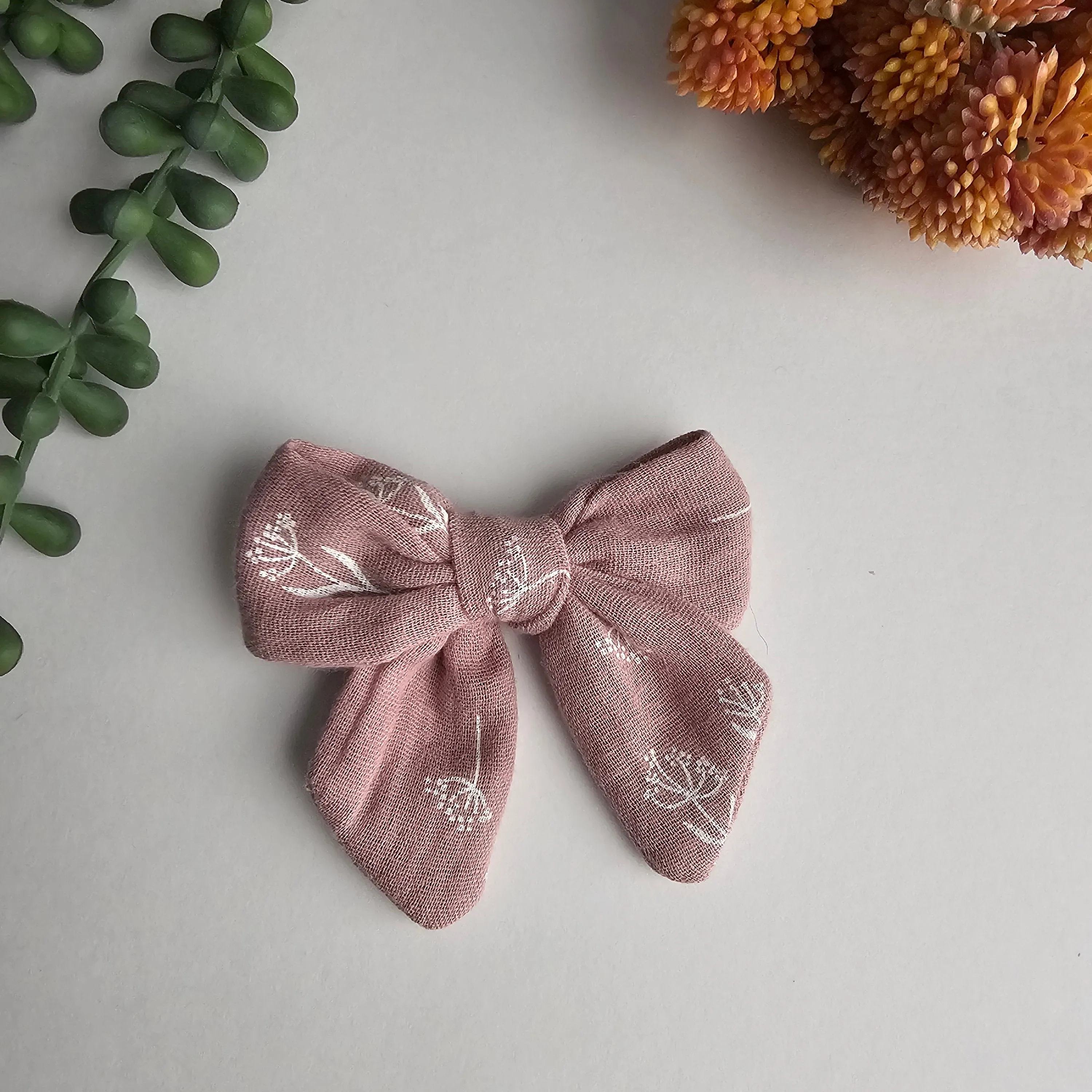 Annie Sailor Bow (Dusty Purple With Queen Anne's Lace Flowers)