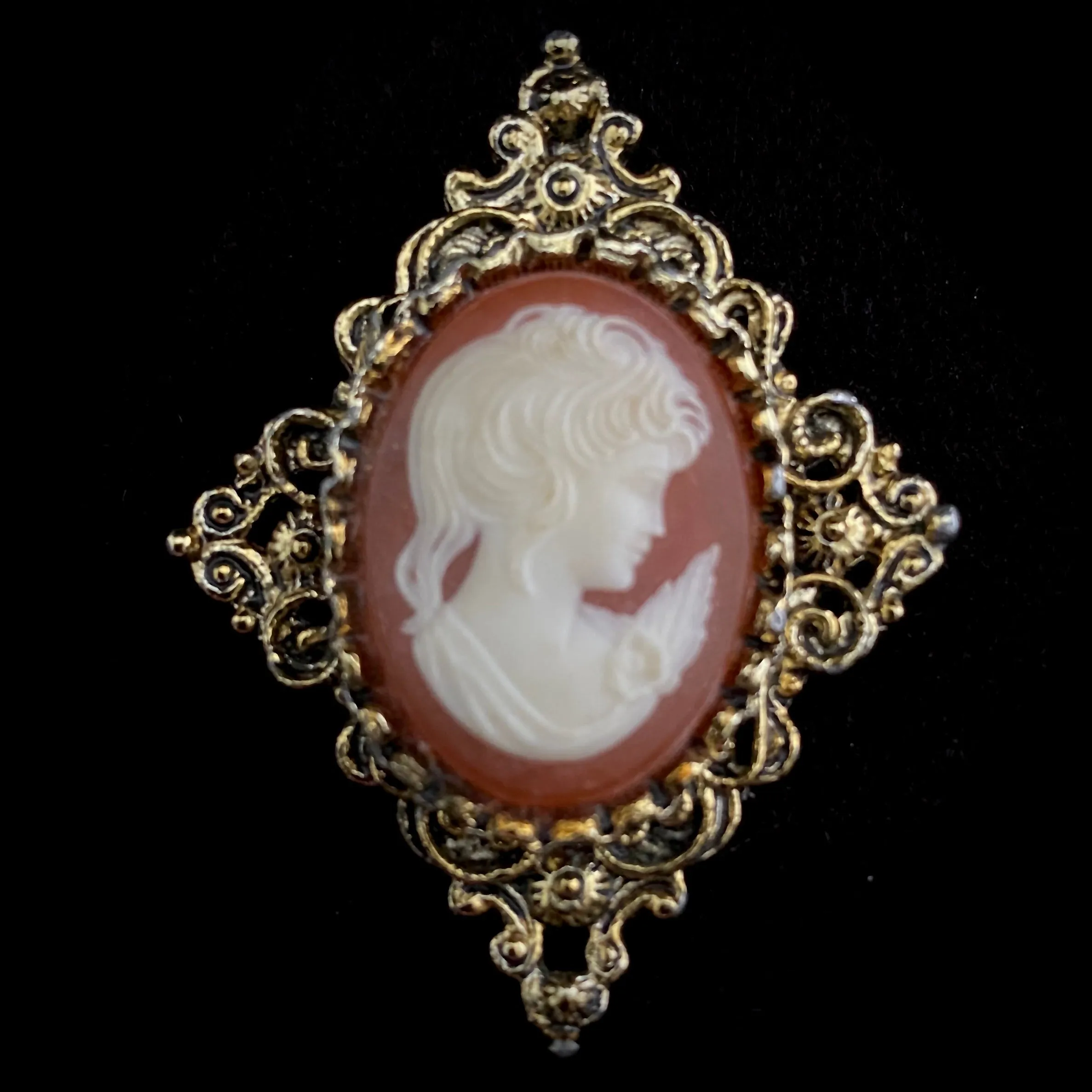 Late 70s/ Early 80s Gerry’s Cameo Brooch/Pendant