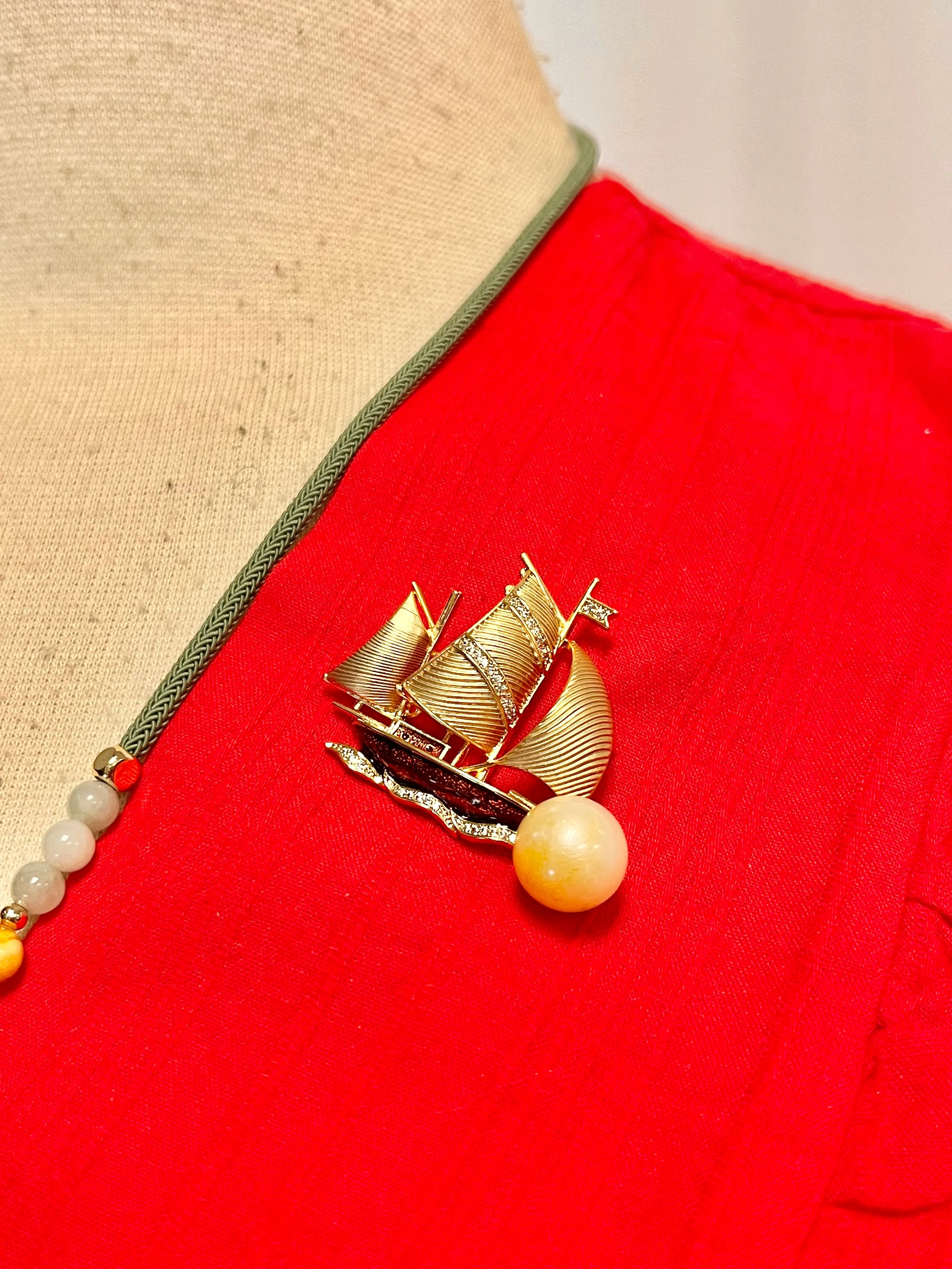 SHIP BROOCH IN MICRON SETTING WITH CHAMPAGNE SOUTH SEA PEARL